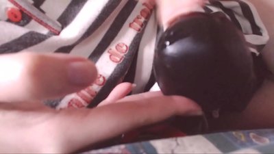 Huelt dëse grousse schwaarze Hunn an Ärem Mond klenge Sklave
