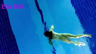 Ech kann net ophalen ze kucken, jonk Blond gefaange schwammen plakeg am ELLA BOLT Resort Pool