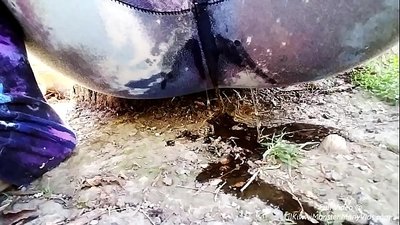 Pissen an der Strooss! Kommt kucken wéi d'LilKiwwiMonster hir Hosen naass mécht an am Dreck piss!